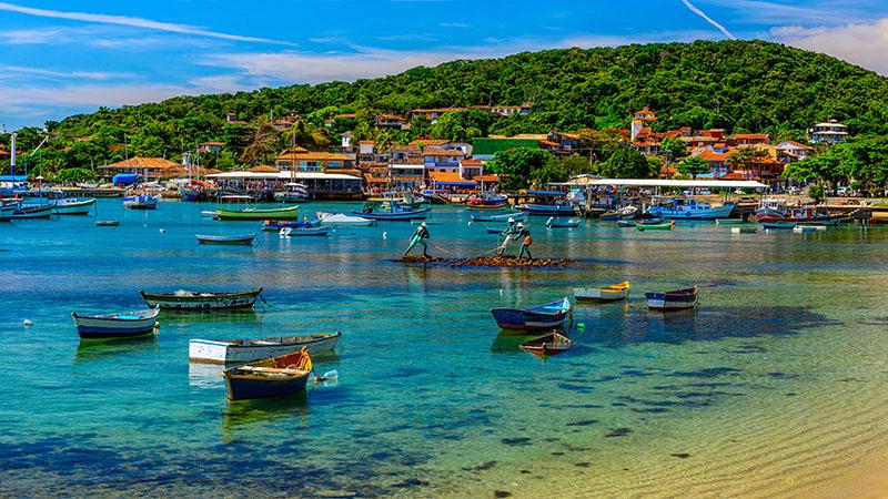 Búzios proíbe eventos em imóveis residenciais com cobrança de ingressos sem autorização prévia