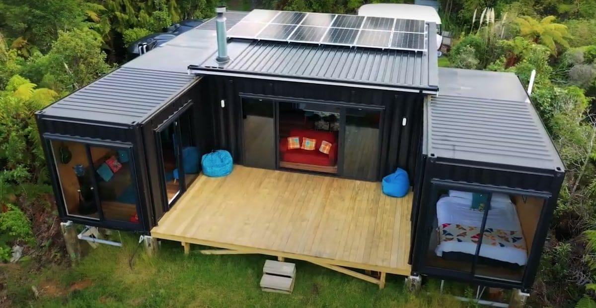 Casa 100% autossuficiente é construída com 5 contêineres