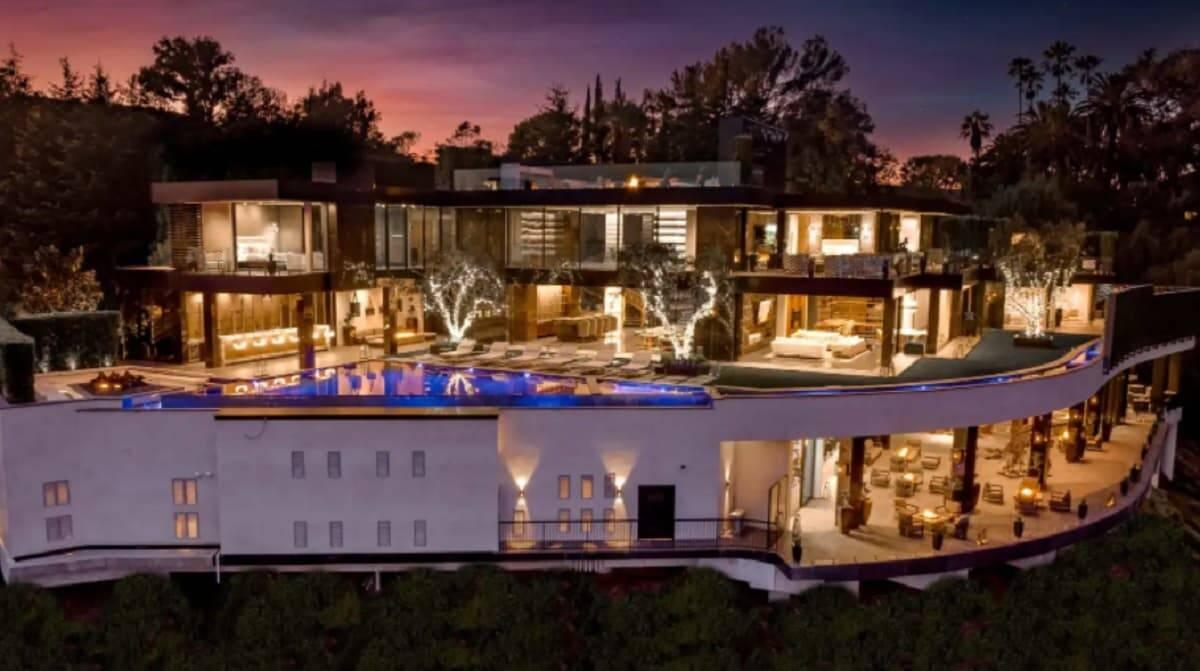 Mansão de R$ 700 milhões tem lustre com 55 mil cristais no salão de festas