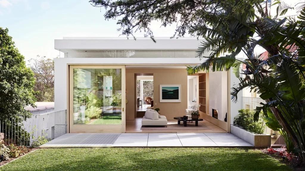 Uma casa de praia compacta e muito iluminada