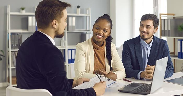 ARQUITETANDO CONQUISTAS: A VITAL IMPORTÂNCIA DO CONSULTOR IMOBILIÁRIO NAS TRANSAÇÕES DO SETOR