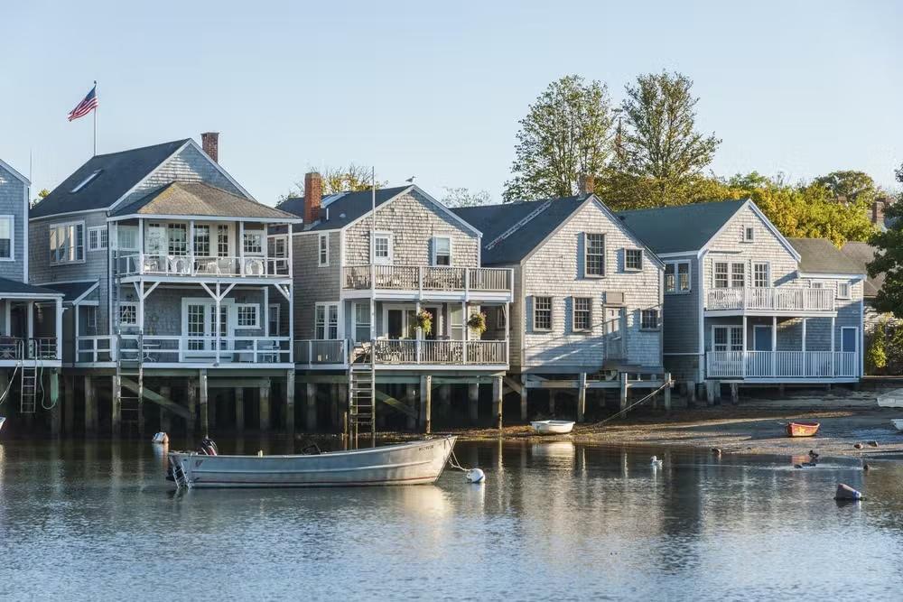 Ilha repleta de mansões luxuosas está dando casas de graça