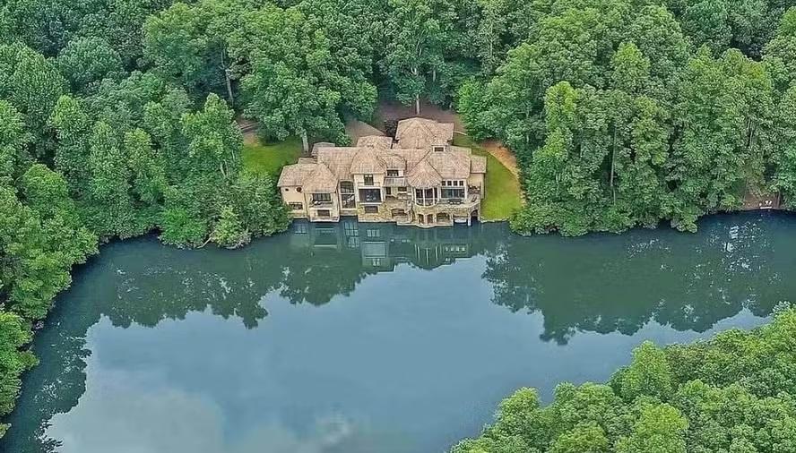 Avaliada em R$ 53 milhões, casa isolada à beira de lago nos EUA tem interiores surpreendentes