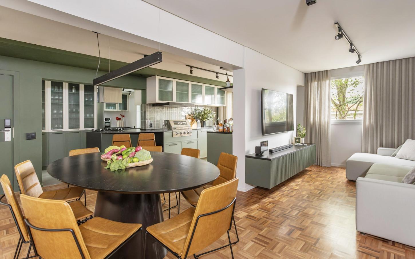 Soluções inteligentes transformam apê de 100m² com charme retrô, sofisticação e personalidade