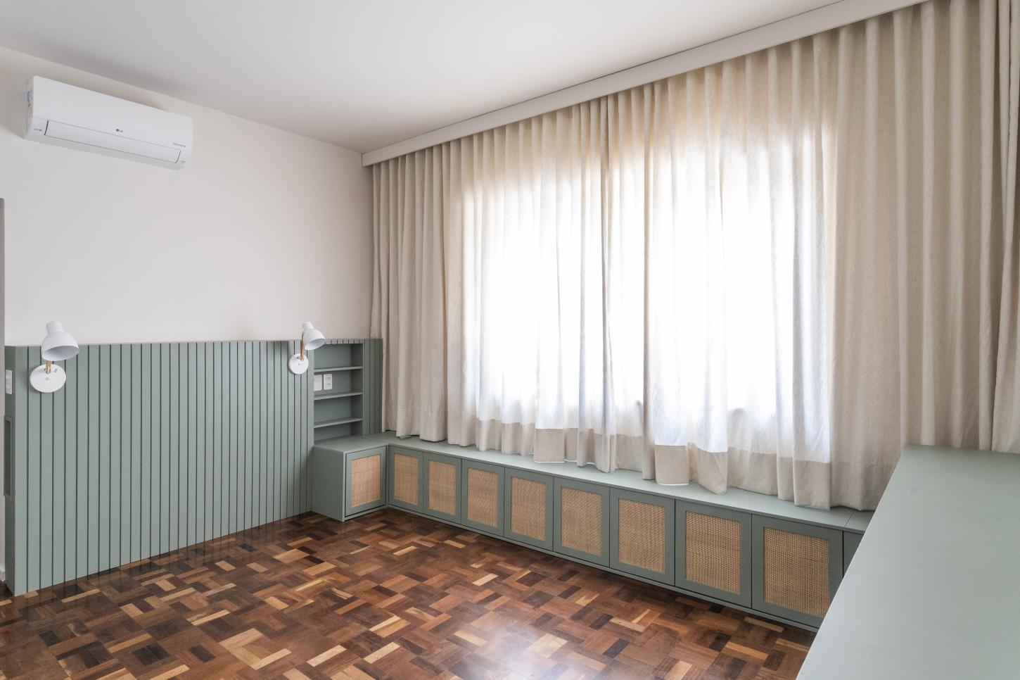 Em São Paulo, casa da década de 60 ganha respiro contemporâneo em reforma que integra jardim, áreas sociais e estética afetiva