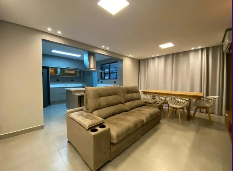 Conforto e Modernidade na Ponta da Praia: Apartamento Reformado é Oportunidade Única em Santos