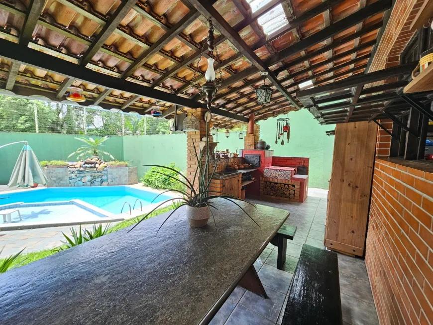 O Refúgio dos Sonhos em Santos: Mansão em Estilo Rústico Montanhês é o Novo Tesouro do Morro Nova Cintra