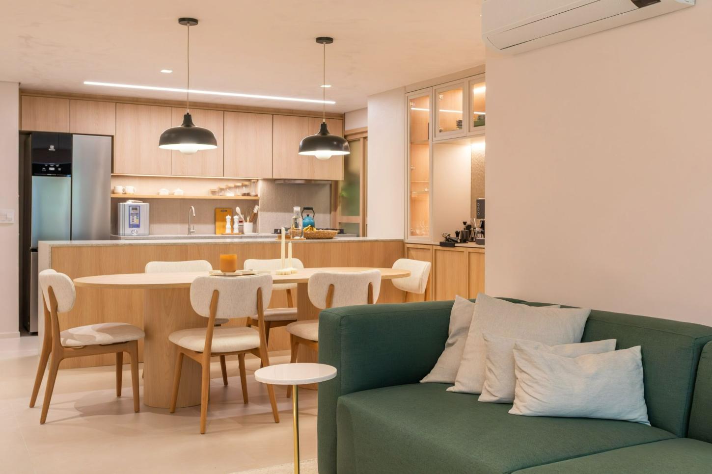 Fim dos excessos? Nova decoração em casas prioriza espaços leves, funcionais e adaptados à rotina dos moradores; entenda