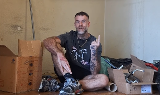 O Homem do Apartamento Acabado: RIB e Chico Felitti lançam série documental sobre a compra do primeiro imóvel